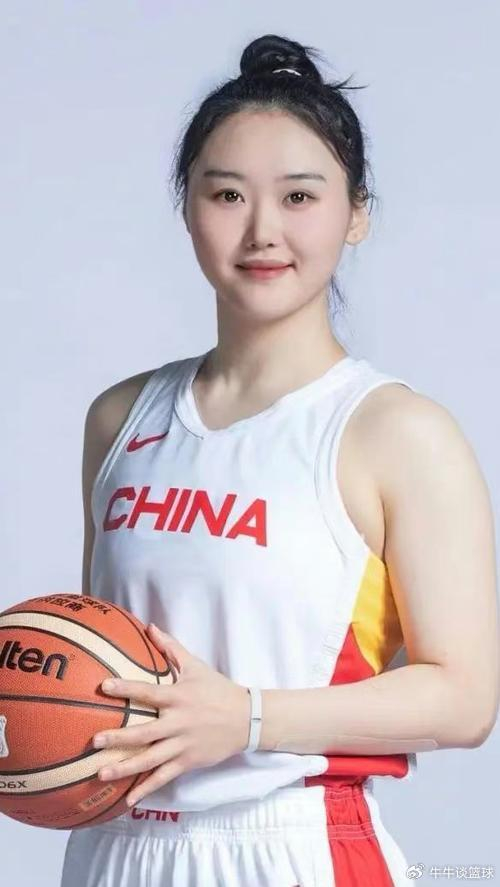 224706票领跑全明星总票王，杨力维成为当代女篮