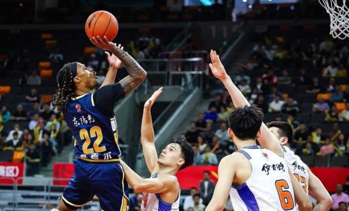 2米13的NBA首轮秀抵达东莞，广东裁掉麦考尔赌他